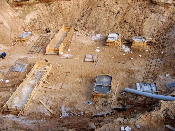 Große Grube und Fundament mit Bewehrung — Stockfoto