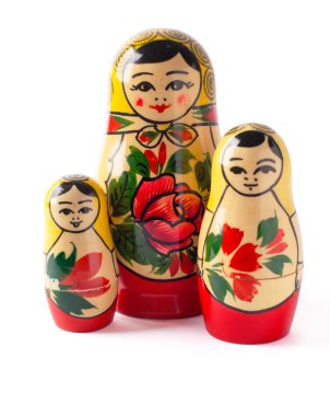 Beyaz arkaplanda izole edilmiş Rus bebekleri