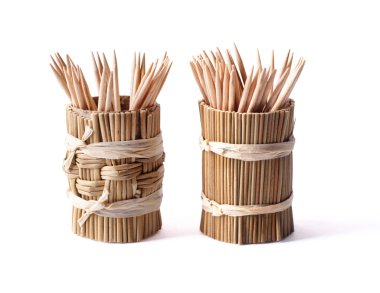 Beyaz arka plan üzerinde izole kürdan ile yuvarlak bambu kutu,