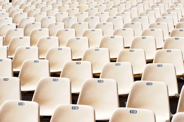Assentos vazios sob o céu aberto — Fotografia de Stock
