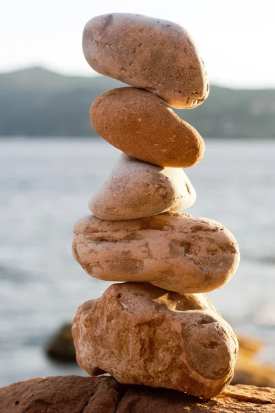 Balanceamento de pedras de praia — Fotografia de Stock