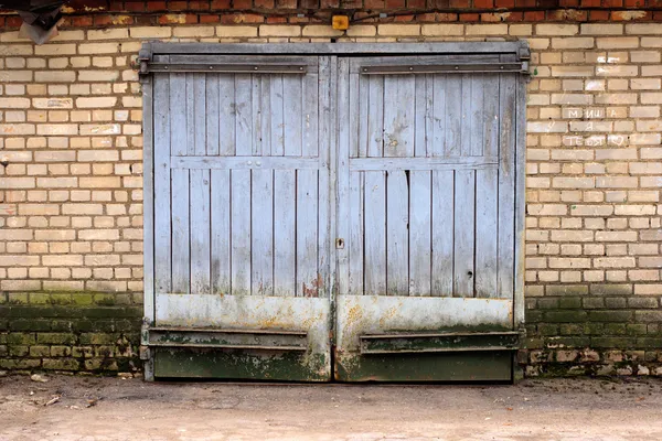 Velho portão garagem — Fotografia de Stock