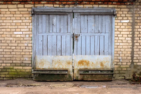 Puerta de garaje vieja — Foto de Stock