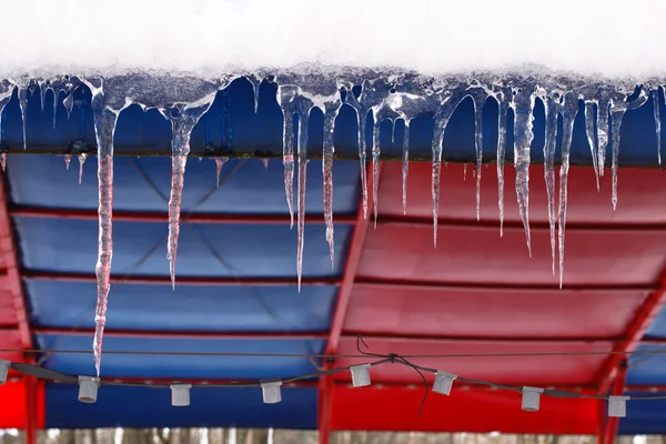 Eiszapfen, die herunterhängen — Stockfoto