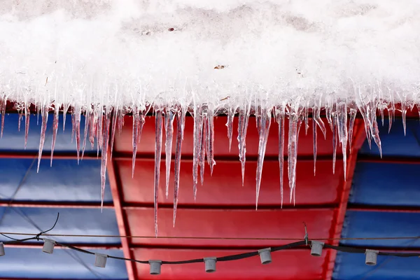 Eiszapfen, die herunterhängen — Stockfoto