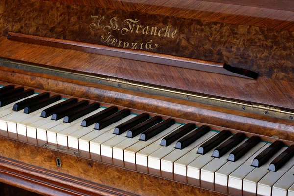 오래 된 피아노의 피아노 건반 — 스톡 사진