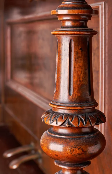 Decoración de madera tallada de un viejo piano alemán —  Fotos de Stock