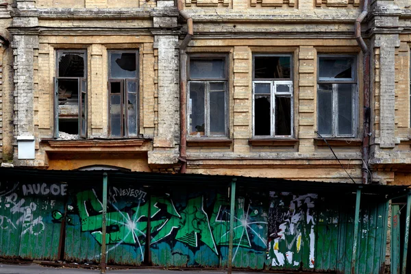 Antigua casa abandonada en Kiev — Foto de Stock