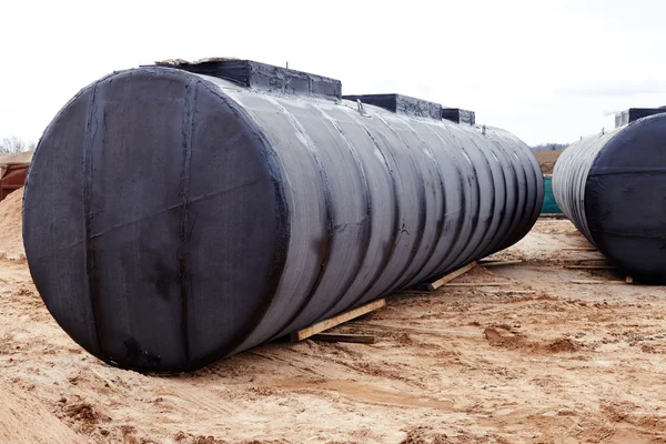 Tanque de armazenamento subterrâneo em um canteiro de obras . — Fotografia de Stock