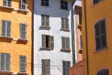 renkli duvar ve Fransız şehir içinde pencere eşiği