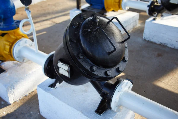 Rör, pump och filter på olja lagring — Stockfoto