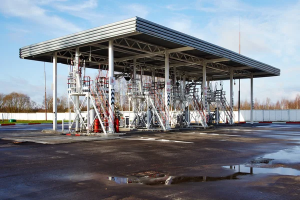 Projeto industrial de aço. escada, toldo, equipamento de processo — Fotografia de Stock