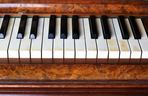 Piano keys of an old piano — Stock Photo, Image