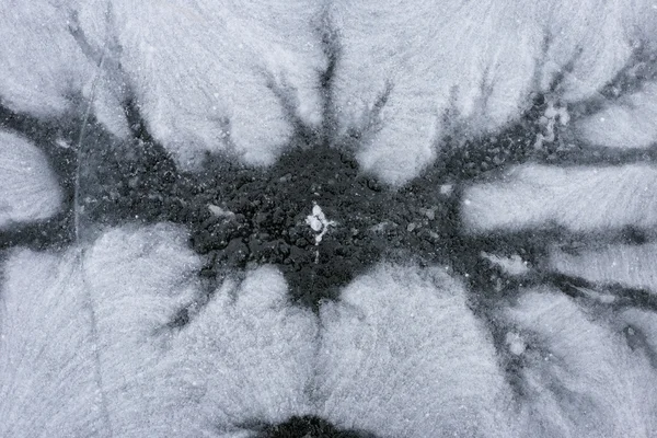 Padrão no gelo no lago — Fotografia de Stock