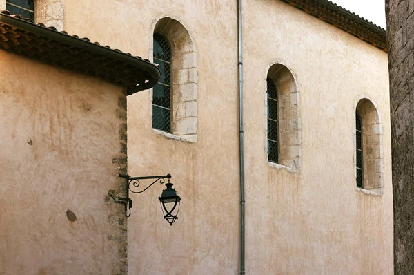 Lâmpada velha na parede de uma casa — Fotografia de Stock