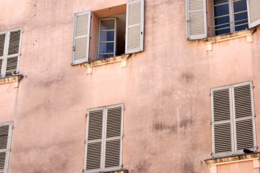eski windows bir evin duvarında