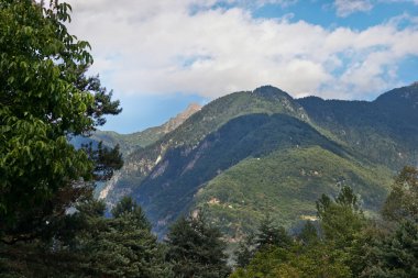 Avusturya Alplerinde mavi gökyüzü altında