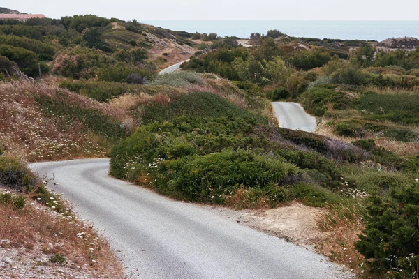 Dağlarda dolambaçlı bir yol. Provence — Stok fotoğraf