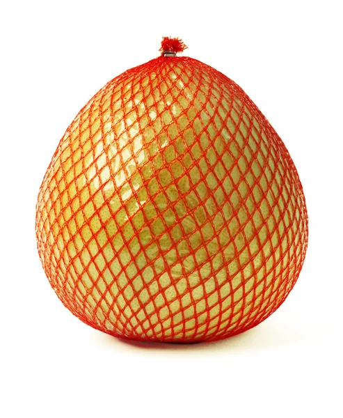 Pomelo fruta envolta em retículo de plástico vermelho isolado sobre branco — Fotografia de Stock