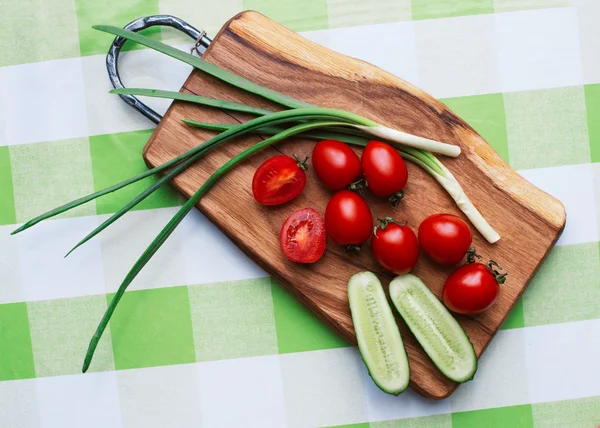 Pomidory czerwone i zielone cebule na cięcia pokładzie zbliżenie — Zdjęcie stockowe