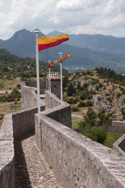 Kale duvarına bayrakları.