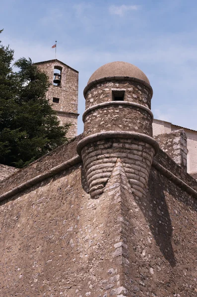 Tower of an ancient fortress with flag. — Stock Photo, Image