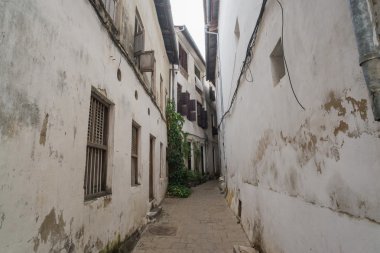 taş şehir sokaklarında