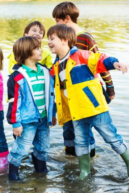 su içinde çocuklar gülüyor