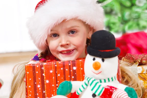 Fröhliches Kind mit Weihnachtsmütze — Stockfoto