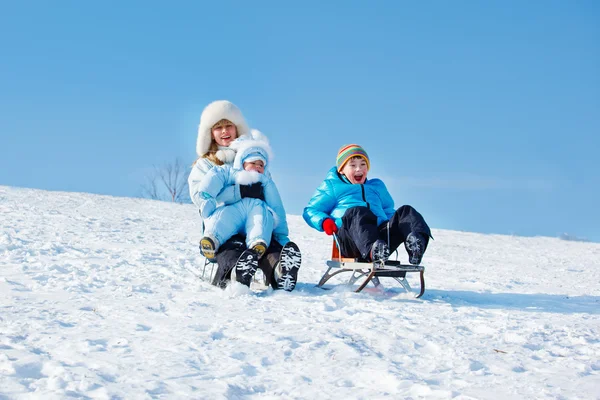 Actieve moeder en kinderen — Stockfoto