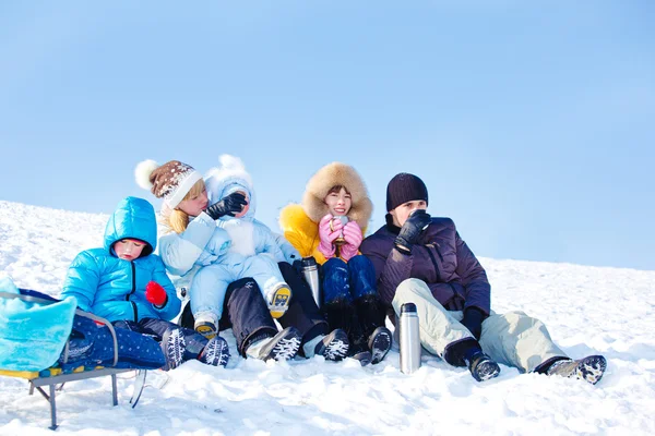 Famiglia bere tè caldo — Foto Stock