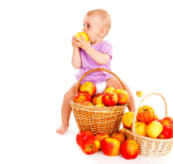 Kleinkind sitzt auf Äpfeln — Stockfoto