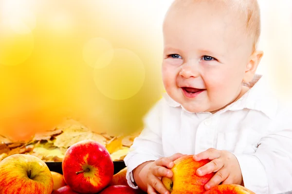 Baby innehav äpplen — Stockfoto