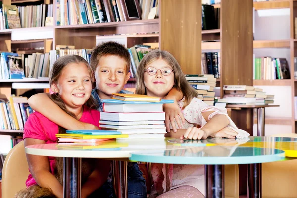 Abbracciare i bambini — Foto Stock