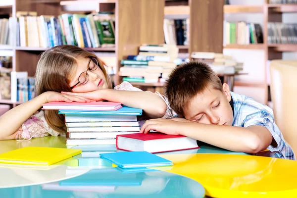 Slapende jongen en meisje — Stockfoto