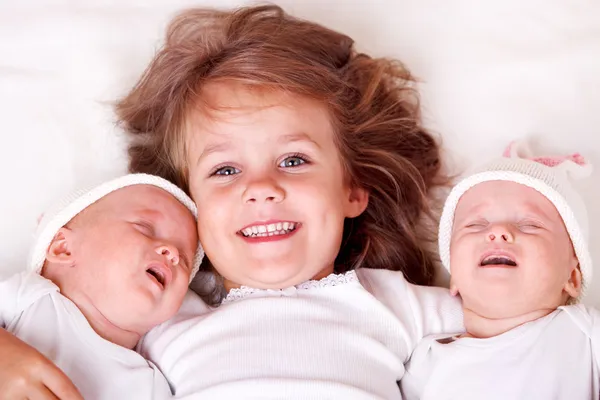 Syster med nyfödda barn — Stockfoto