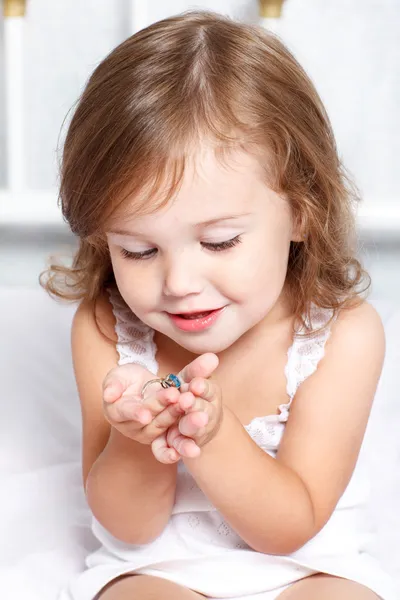 Menina segurando anel dourado — Fotografia de Stock