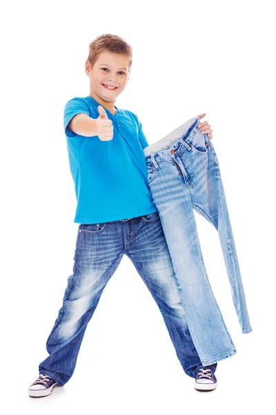 Счастливый мальчик в джинсах — стоковое фото