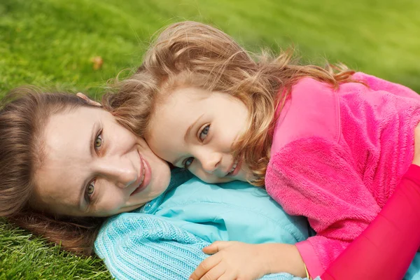 Doce menina e sua mãe — Fotografia de Stock