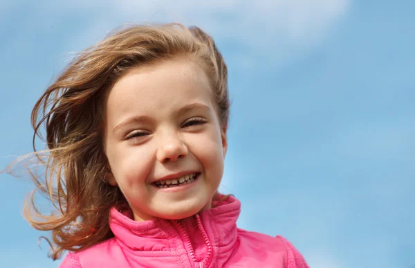 Ragazza contro cielo blu — Foto Stock