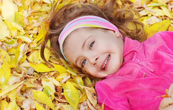 Enfant allongé sur des feuilles — Photo