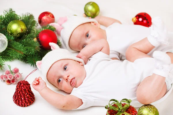 Irmãos recém-nascidos — Fotografia de Stock