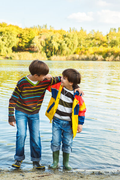 Братья обнимаются
