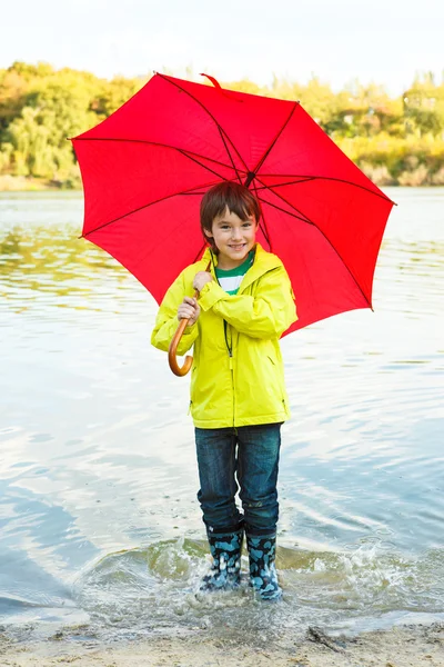 Garçon avec parapluie — Photo