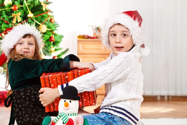 Niños con regalo de Navidad Fotos De Stock