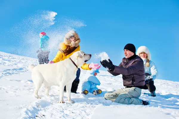 Enfants et parents jetant de la neige — Photo