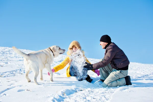 Отец и дочь играют со снегом — стоковое фото
