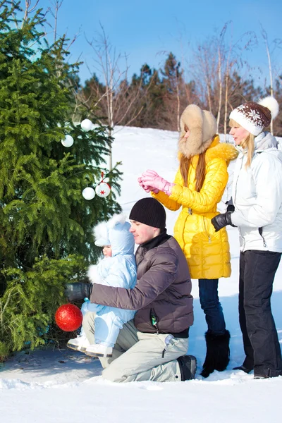 父母和孩子装饰圣诞树 — 图库照片