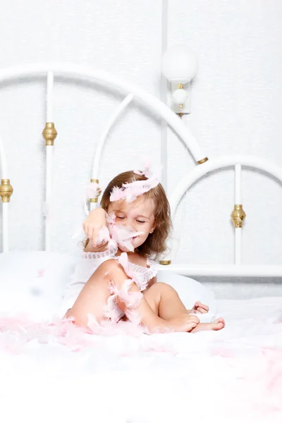 Menina brincando com penas — Fotografia de Stock