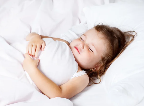 Niño pequeño con los ojos cerrados —  Fotos de Stock